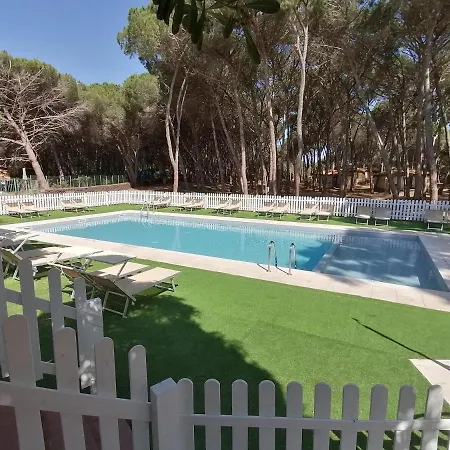 مكان تخييم Is Arenas Camping Village ساريستو سوغليري