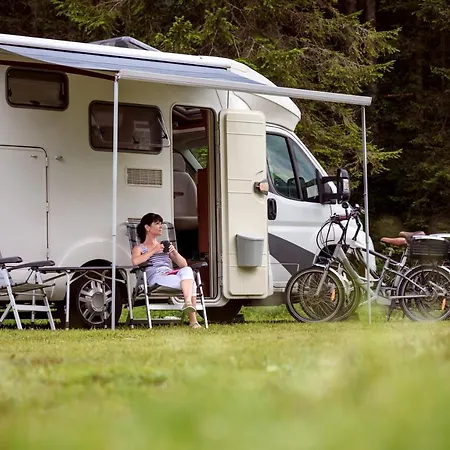 مكان تخييم Is Arenas Camping Village ساريستو سوغليري