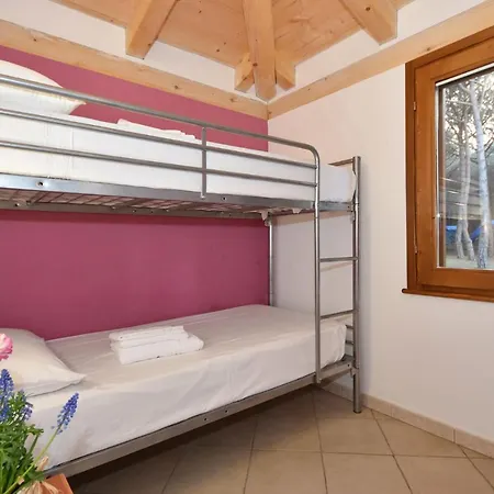 مكان تخييم Is Arenas Camping Village ساريستو سوغليري