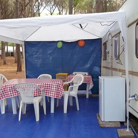 مكان تخييم Is Arenas Camping Village ساريستو سوغليري